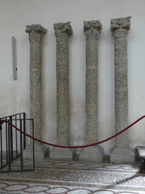 quatre fines colonnes