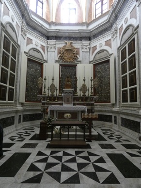 &eacute;tonnante chapelle dont les vitrines sont remplies d'ossements et de cr&acirc;nes ...