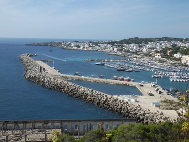 domine la station baln&eacute;aire qui est &agrave; la pointe de la botte italienne