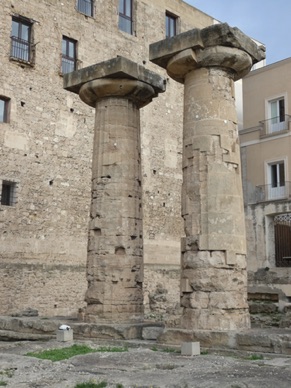 deux massives colonnes doriques du temple de Poseidon du IVe s avant JC