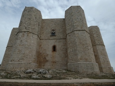 l'&eacute;crivain Umberto Eco l'arpenta dans tous les sens pour &eacute;crire Le Nom de la Rose