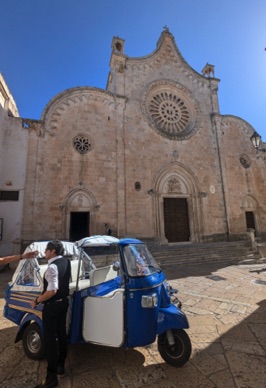 la fa&ccedil;ade semble dessiner une accolade