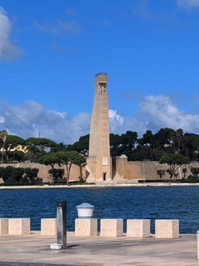 c'est ici que Phileas Fogg, h&eacute;ros de Jules Verne embarqua sur un navire pour son c&eacute;l&egrave;bre tour du monde ....