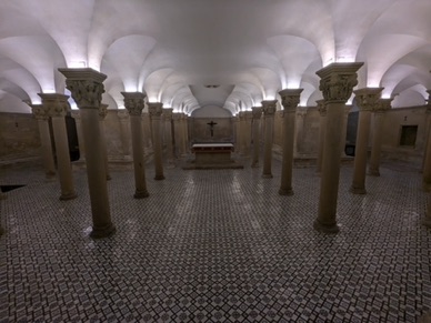 crypte qui abrite une for&ecirc;t de colonnes aux chapiteaux romans orn&eacute;s d'un bestiaire