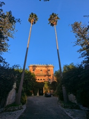 superbe villa agr&eacute;ment&eacute;e d'un jardin splendide