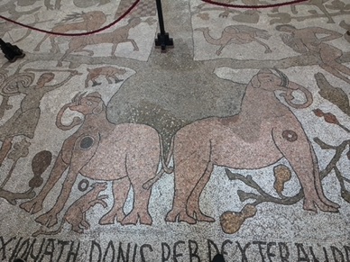 arbre de vie unique en Occident dont le th&egrave;me illustre le combat du Bien et du Mal