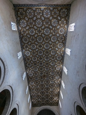 plafond &agrave; caissons dor&eacute;s sur fond blanc et noir du XVIe s.