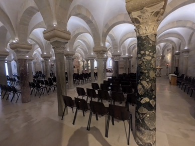 la crypte avec des fresques byzantines et des colonnes aux chapiteaux de tous les styles