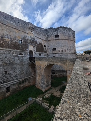 renforc&eacute; par de grosses tours cylindriques