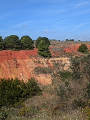 entre la terre rouge et l'eau 
turquoise