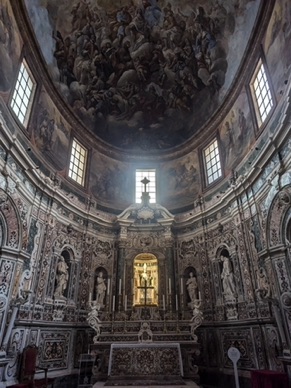 l'int&eacute;rieur est tr&egrave;s sombre avec un plafond &agrave; caissons.