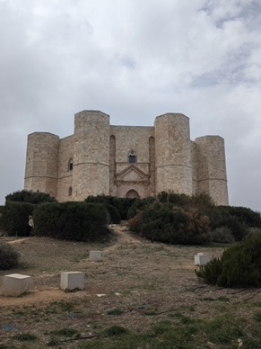 forteresse massive et &eacute;l&eacute;gante b&acirc;tie au XIIIe s