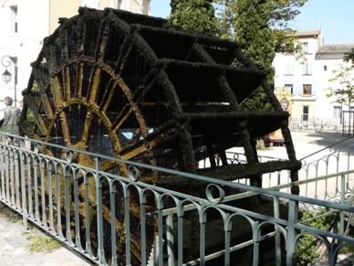 de nombreuses roues &agrave; aube dans la ville ...