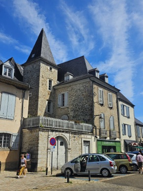 belle maison sur la place de l'&eacute;glise