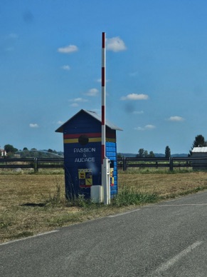 cabane bleue de la douane en sortant du village !!