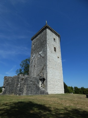 la Tour Moncade de forme pentagonale,