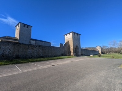 VIANNE : bastide anglaise du 13e ayant conserv&eacute; quasiment intacts ses 1250m de remparts