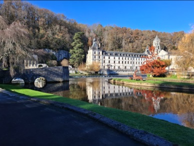 le pont coud&eacute; qui reliait l'abbaye et le jardin des moines