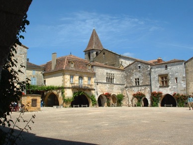 dont la place a servi au tournage de films de cape et d'&eacute;p&eacute;e