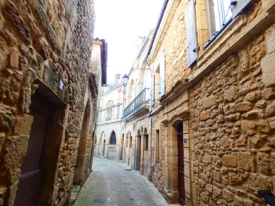 une des rues tr&egrave;s pittoresques : &eacute;troite et bord&eacute;e de maisons n&eacute;ogothiques