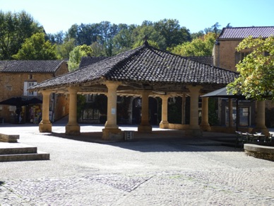 la halle avec sa charpente de bois en &eacute;toile enti&egrave;rement mont&eacute;e avec des chevilles et soutenue par d'&eacute;pais piliers
