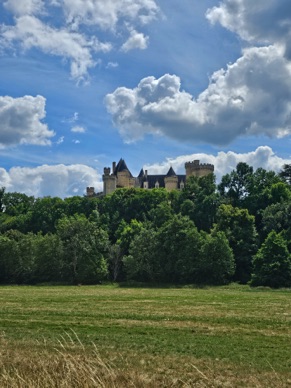 Ch&acirc;teau de ChABENET : ch&acirc;teau fran&ccedil;ais du Moyen Age transform&eacute; en resort