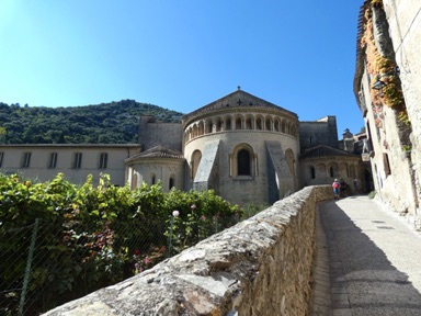 le chevet flanqu&eacute; de ses absidioles