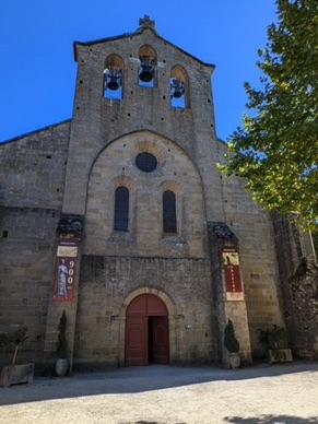 C'était l'église du monastère, donc abbatiale. Elle a été amputée des 2/3 de sa nef C'était l'église du monastère, donc abbatiale. Elle a été amputée des 2/3 de sa nef