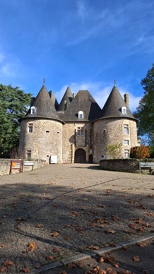 c&eacute;l&egrave;bre pour sa marquise, son ch&acirc;teau et ses haras ...