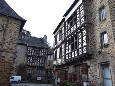 petites ruelles &eacute;troites bord&eacute;es de maisons &agrave; colombages et tourelles