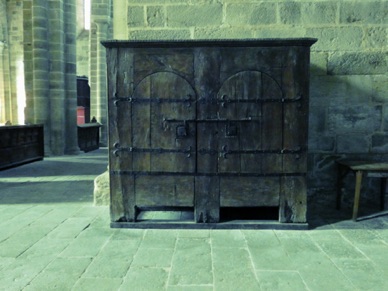 grosse armoire liturgique de chêne du XIIe grosse armoire liturgique de chêne du XIIe