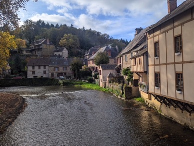 b&acirc;ti sur une boucle de l'Auvez&egrave;re