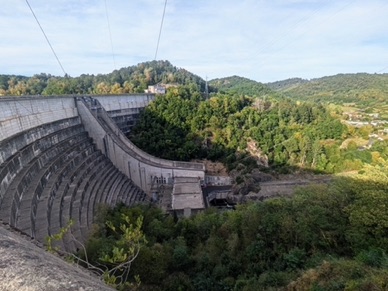c'est le plus grand (120m), le plus gros et le plus fort des barrages sur la Dordogne c'est le plus grand (120m), le plus gros et le plus fort des barrages sur la Dordogne