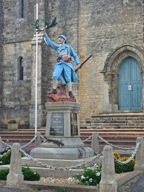 SANXAY 
soldat du Monument aux Morts peint en bleu vif !