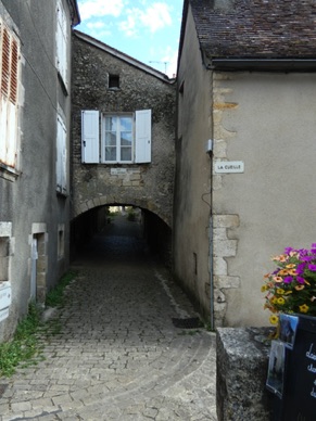 la "cueille" : ruelle pav&eacute;e pi&eacute;tonni&egrave;re qui assure la communication entre ville haute et ville basse