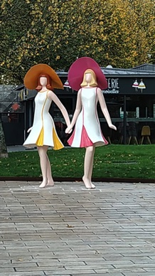 ROCHEFORT
Les demoiselles sur la Place de la Mairie