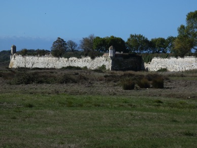 des murs hauts de 13m renforc&eacute;s de bastions