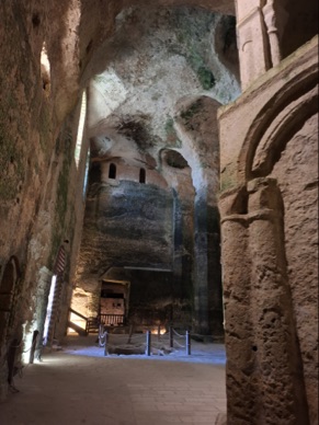 r&eacute;alis&eacute;e au d&eacute;but du XIIe elle est creus&eacute;e dans la falaise