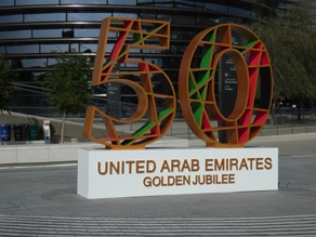 &agrave; l'entr&eacute;e de l'Expo Universelle