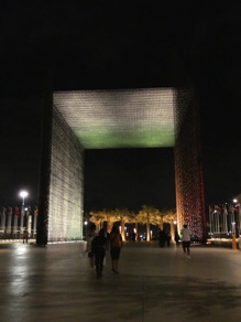 ainsi que les portes monumentales de l'Expo Universelle