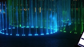 jeux d'eaux aux couleurs des Emirats &agrave; The Pointe
