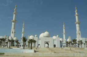quatre minarets d'une hauteur de 107 m&egrave;tres