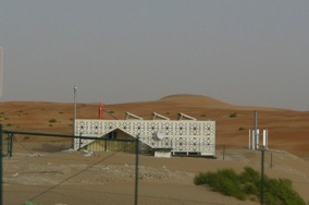 maison de gardien tr&egrave;s &eacute;cologique : &eacute;olienne, panneaux solaires