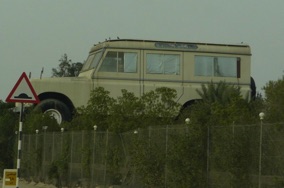 voiture signalant l'entr&eacute;e d'un mus&eacute;e de voitures de collection