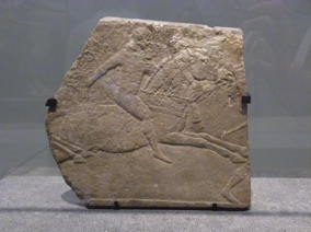 Fragment de bas-relief : cavalier au galop
Empire n&eacute;o Assyrien, Iraq
(Mus&eacute;e du Louvre)