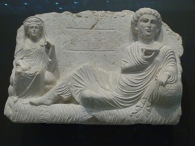 Relief fun&eacute;raire : le d&eacute;funt Taim&eacute; et sa m&egrave;re Hadira - Empire romain de Syrie -
(Mus&eacute;e du Louvre)