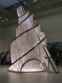 Fontaine de lumi&egrave;re, Ai Weiwei, 
Allemagne
sa forme &eacute;voque la Tour de Babel
