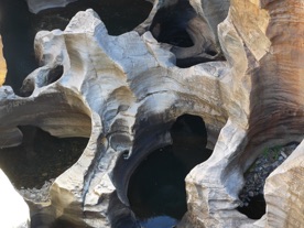 "marmites" de g&eacute;ant creus&eacute;es par le torrent