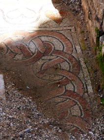 dans laquelle se trouve une mosa&iuml;que bien conserv&eacute;e