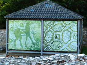 de belles mosa&iuml;ques vertes en pleine ville